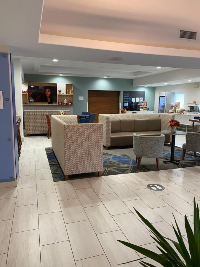 Holiday Inn Express Hotel & Suites Weston By Ihg Bagian luar foto
