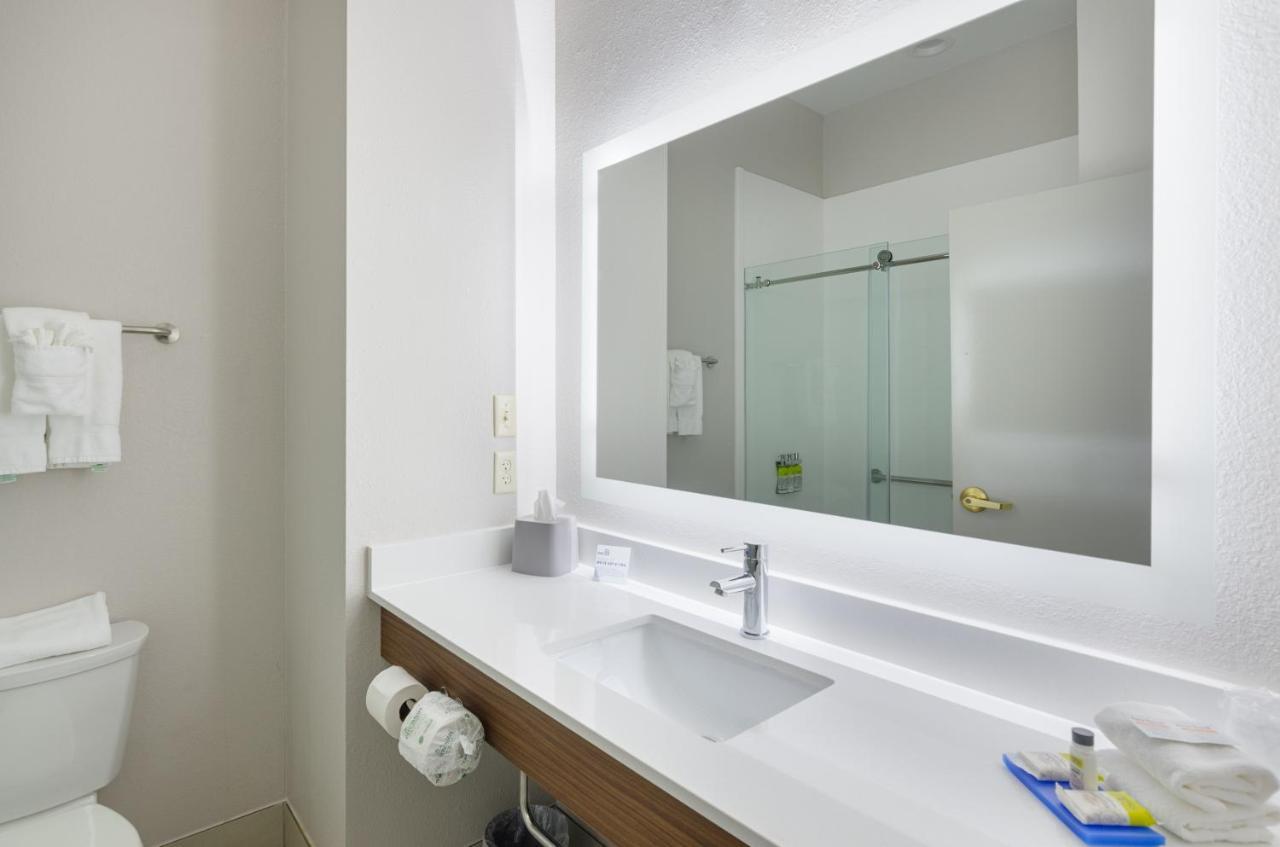 Holiday Inn Express Hotel & Suites Weston By Ihg Bagian luar foto