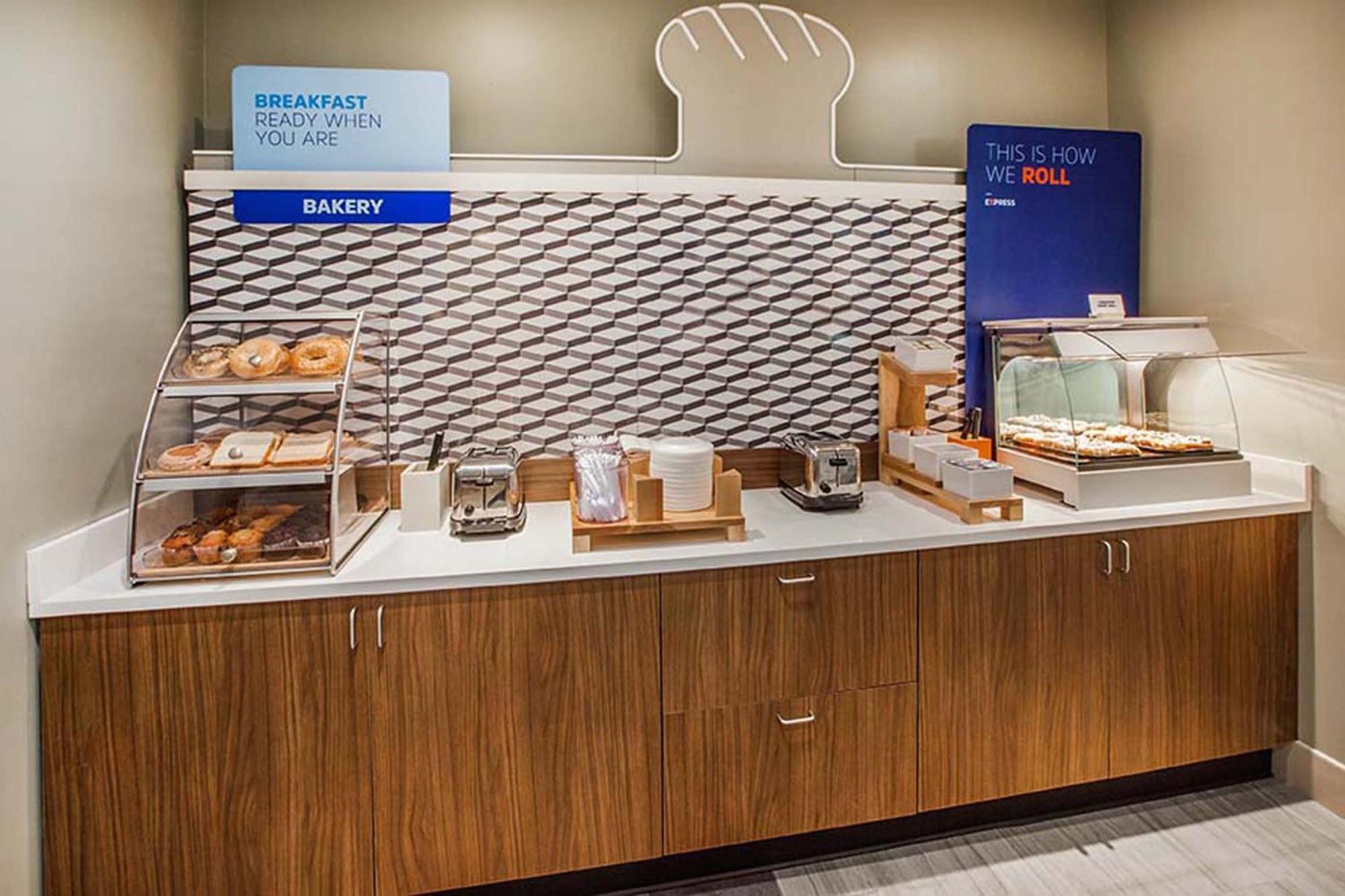 Holiday Inn Express Hotel & Suites Weston By Ihg Bagian luar foto