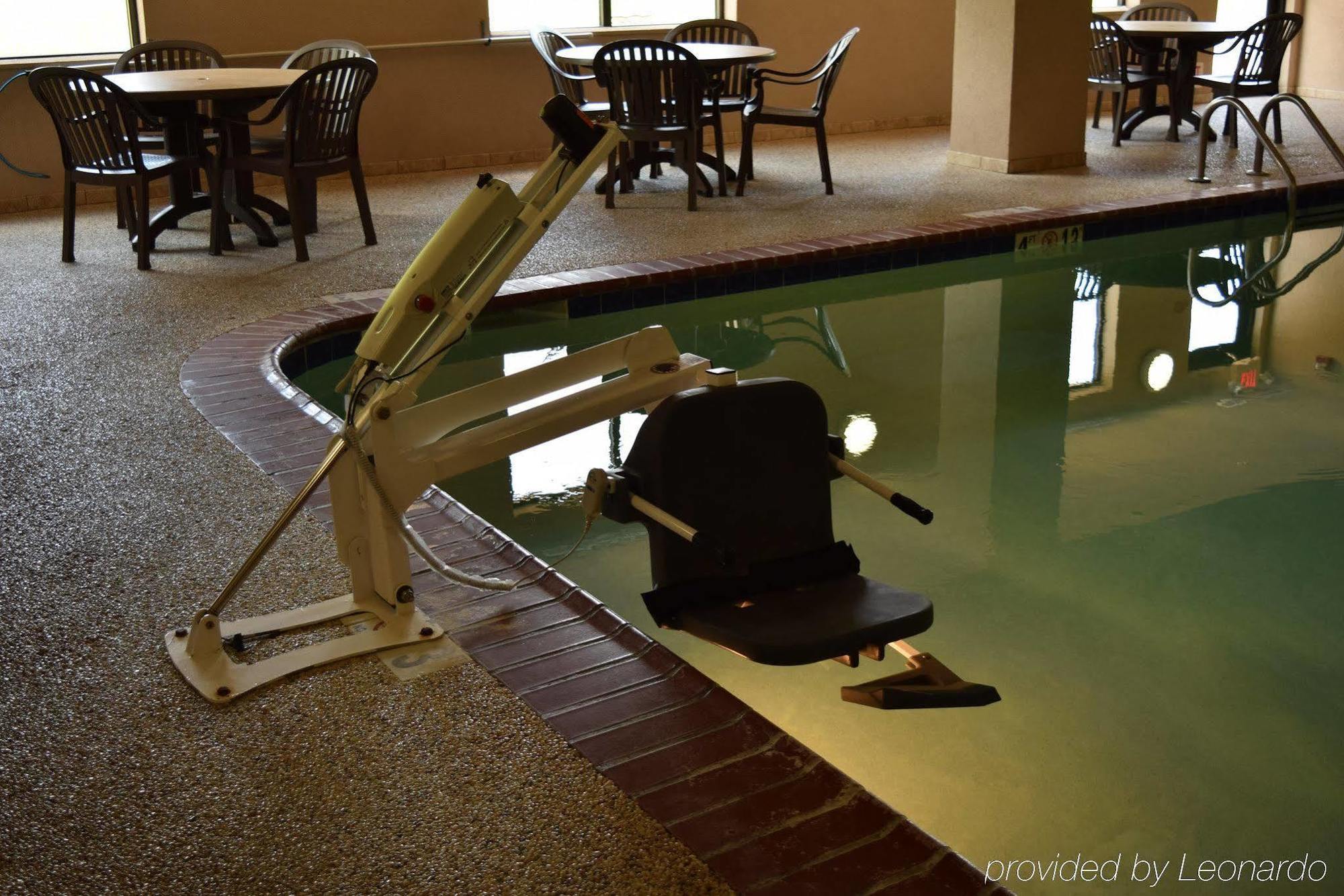 Holiday Inn Express Hotel & Suites Weston By Ihg Bagian luar foto